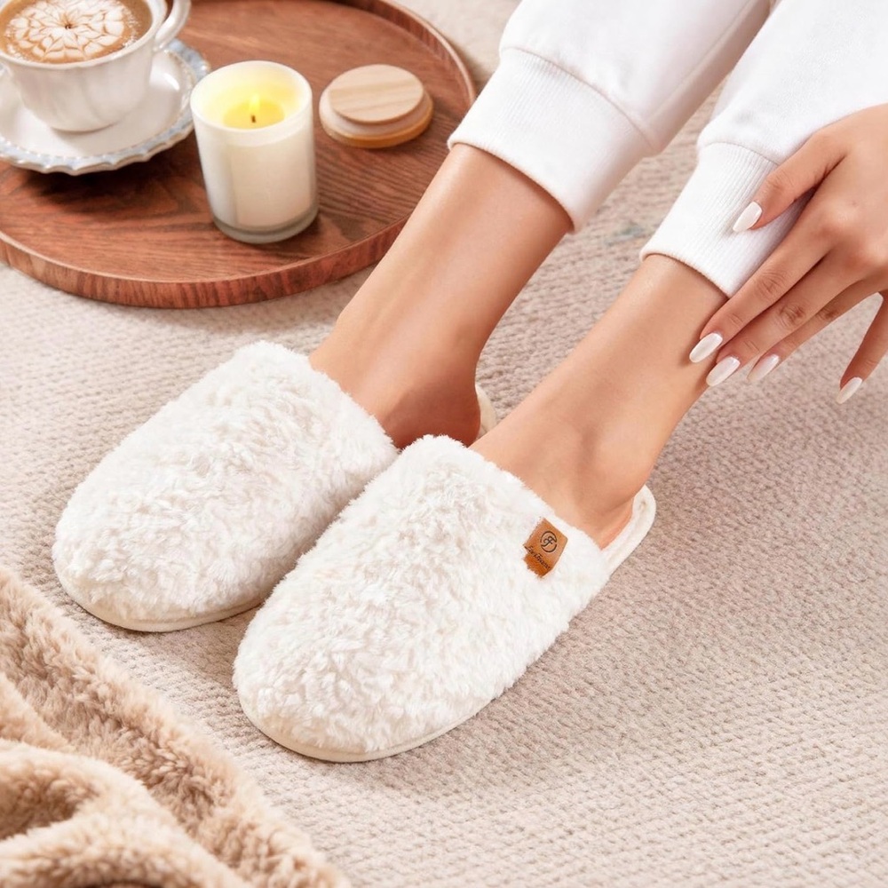 EverFoams Women's Fuzzy Slip-on Slippers
